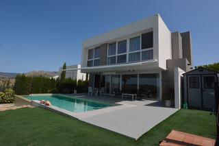 Chalet in Golf Bahía. Impresionante chalet independiente de 3 dormitorios en venta en