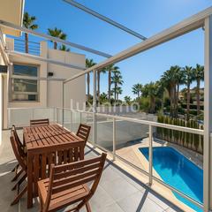 Xalet a Pueblo Acantilado-Lanuza. Villa independiente en venta en el campello con vistas al mar y
