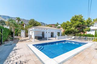 Xalet a El Montgó. Encantadora casa independiente mediterránea con vistas al mar