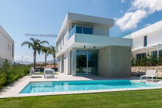 Chalet in Golf Bahía. Impresionantes villas de nueva construcción con vistas al mar en
