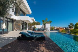 Chalet à Golf Bahía. Moderna villa de lujo con vistas al mar en sierra cortina