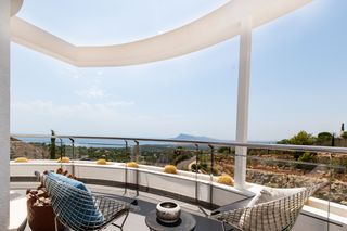 Chalet en Altea la Vella. Chalet moderno con vistas al mar en sierra de altea