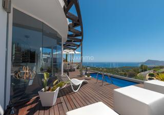 Chalet in Altea la Vella. Chalet moderno con vistas al mar en sierra de altea
