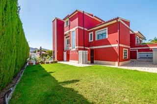 Chalet in Pueblo-Ubanizaciones. Villa encantadora con piscina en venta en alfaz