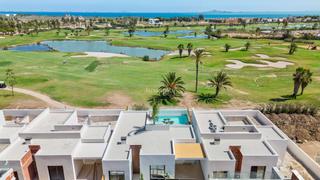 Chalet à Las Lomas de Rame-Bahía Bella. Villas en complejo residencial de golf con vistas al mar