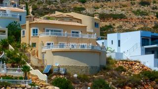 Chalet en Cumbre del Sol. Villa de 4 dormitorios con vistas al mar y a la montaña en poble