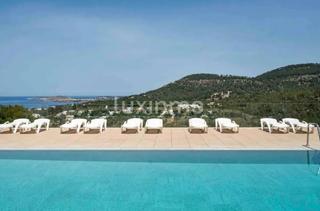 Pis a Cala Vedella-Cala Tarida. Moderno apartamento de dos dormitorios con terraza con vistas al