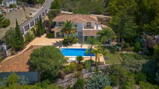 Xalet a Altea la Vella. Villa moderna con vistas al mar y gran parcela de terreno