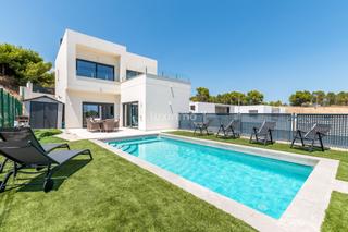 Xalet a Escandinavia-Cautivador. Villa moderna con vistas a la montaña y piscina privada en alfaz