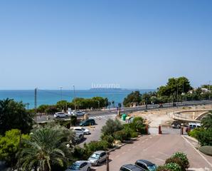 Flat in Albufereta. Impresionante apartamento de 3 dormitorios con vistas al mar en