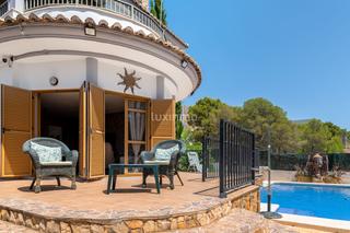 Chalet à Golf Bahía. Casa independiente de estilo mediterráneo con piscina privada en