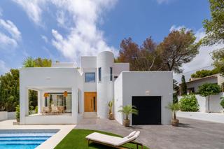 Chalet in Mascarat. Preciosa villa de estilo ibicenco en altea en venta con vistas a