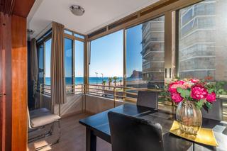 Pis a Playa Poniente. Apartamento en primera línea de playa en venta en benidorm