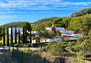 Chalet in Can Furnet. Elegante villa de estilo ibicenco con piscina de agua salada y a