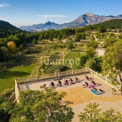 Chalet in Xixona. Encantadora finca de 6 dormitorios con piscina privada y casa de