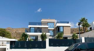 Chalet à Golf Bahía. Amplio chalet de lujo con garaje y vistas al mar en sierra corti