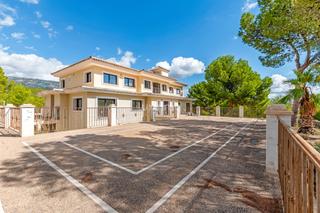 Chalet à Polop. Inversión de finca ecuestre con cuadras de caballos en polop