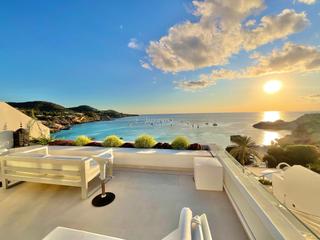 Attique à Cala Vedella-Cala Tarida. Exclusivo ático en primera línea de mar con vistas al mar y a la