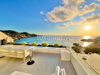Attique à Cala Vedella-Cala Tarida. Exclusivo ático en primera línea de mar con vistas al mar y a la