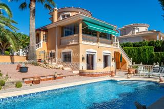 Chalet à Valle del Sol. Encantadora casa unifamiliar de estilo mediterráneo de 5 dormito