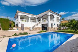 Chalet in Pueblo-Ubanizaciones. Encantadora villa estilo mediterráneo con vistas a la montaña en