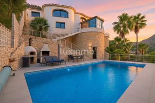 Chalet en Maryvilla. Villa reformada de 5 dormitorios con vistas panorámicas al mar e