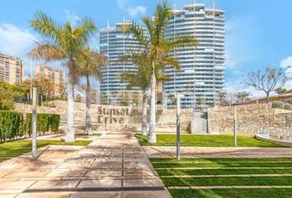 Piso en Playa Poniente. Impresionante apartamento moderno de 2 dormitorios con vistas al