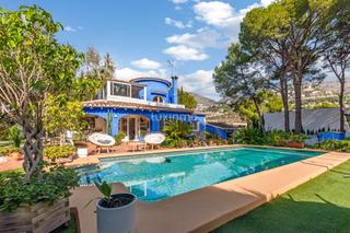 Chalet in Mascarat. Villa  con piscina privada en venta en altea