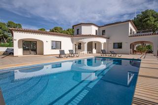 Chalet in Moravit-Cap Blanc. Magnífica villa en venta con vistas panorámicas al mar en cabo f