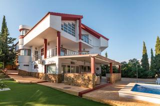Chalet in Valle del Sol. Impresionante chalet moderno de 5 dormitorios con vistas al mar