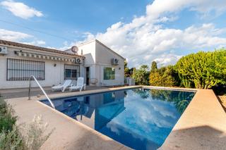 Chalet à L´Albir. Casa con piscina privada en venta en albir