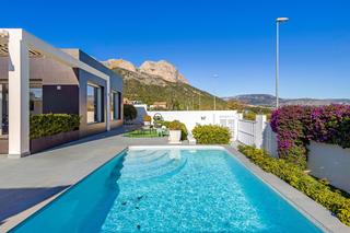 Chalet à Polop. Moderno chalet de 2 dormitorios en venta con vistas abiertas en