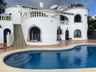 Location Chalet à Cumbre del Sol. Villa mediterránea con piscina y vistas panorámicas al mar