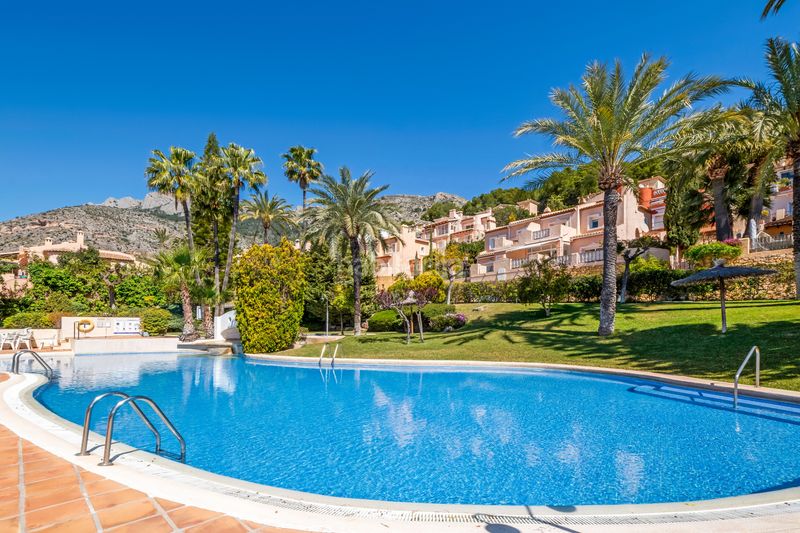 Foto 2e5cff7b-ddb8-461b-8512-68fc98c06012. Casa aparellada amb aparcament piscina a Altea hills Altea