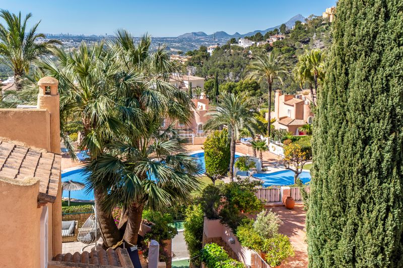 Foto ac77285a-371a-4b34-a458-63b0c9c282fa. Casa aparellada amb aparcament piscina a Altea hills Altea