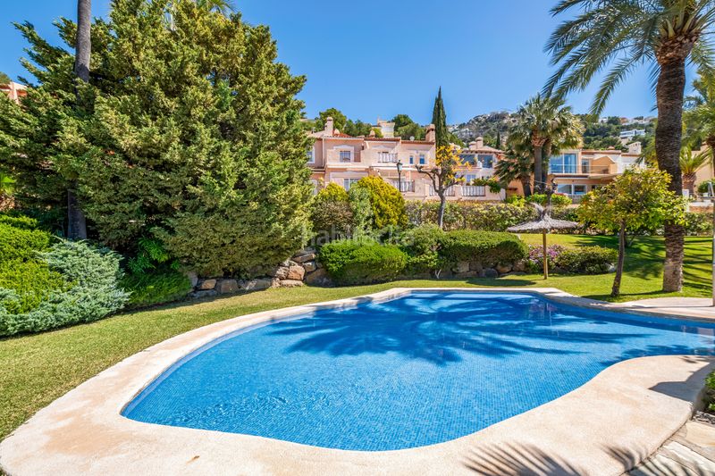Foto d73425a9-7fcb-4f0a-addf-faf771e202fb. Casa aparellada amb aparcament piscina a Altea hills Altea