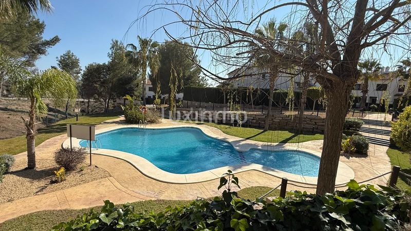 Foto e97edd9e-f9d9-43ee-a7a6-83443bd58389. Dúplex amb aparcament piscina a Golf Bahía Finestrat