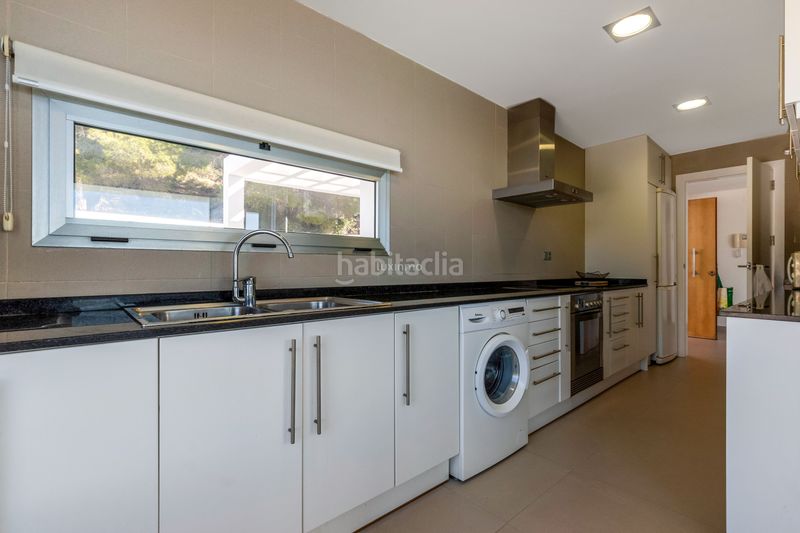 Foto 343da94f-a7c3-4398-8952-601918a04420. Casa aparellada amb piscina a Altea hills Altea