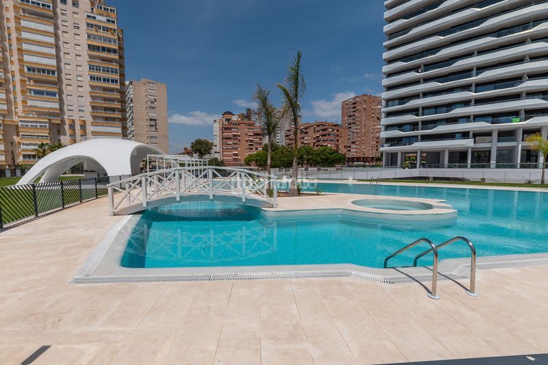 Foto bc8e96cd-2e1a-43d6-b0e3-8c8a33fa163f. Pis amb calefacció piscina a Playa Poniente Benidorm