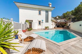 Chalet in Pueblo-Ubanizaciones. Villa mediterránea de 4 dormitorios con piscina y vistas al mar