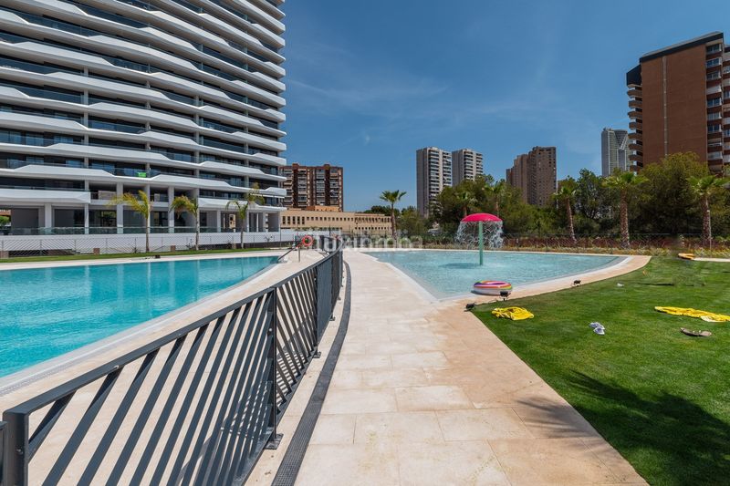 Foto ee88a428-09e3-4065-9388-1c8a4d4272b1. Pis amb aparcament piscina a Playa Poniente Benidorm