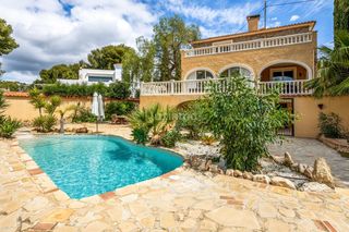 Chalet à La Fustera. Casa independiente en venta en benissa con vistas al mar