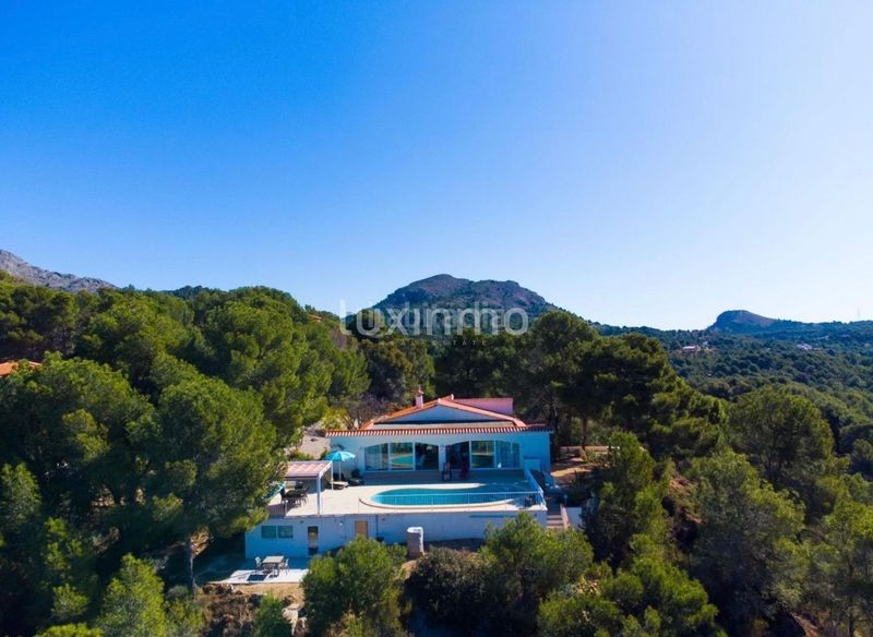 Foto 61c4a912-3be3-4634-bbec-b6e3fd7f36f0. Xalet amb calefacció aparcament piscina a Finestrat pueblo Finestrat