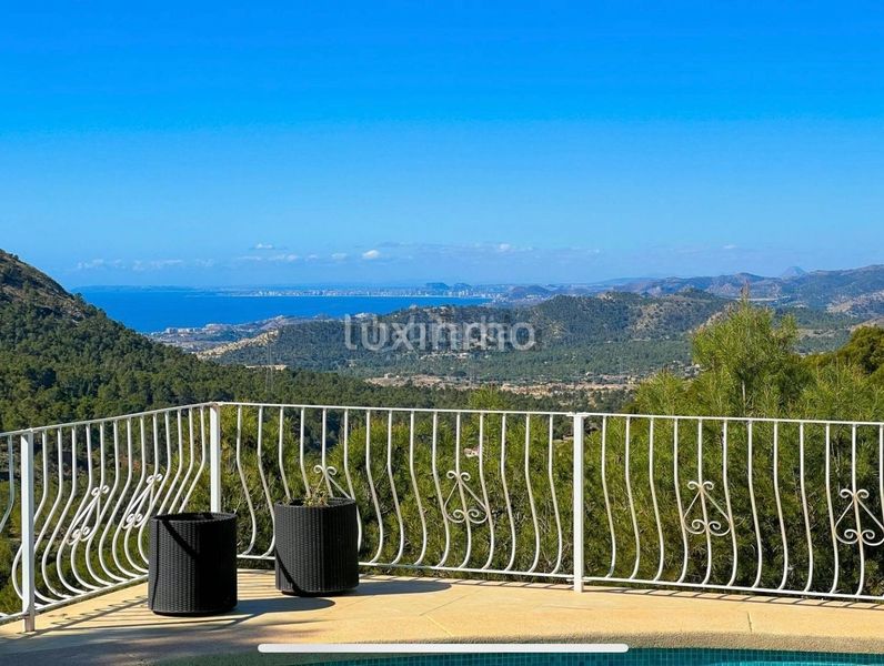 Foto 644caf39-f3c6-4448-9085-e3b656837c96. Xalet amb calefacció aparcament piscina a Finestrat pueblo Finestrat