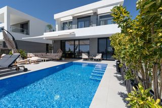Chalet in Balcón de Finestrat-Terra Marina. Moderna villa con piscina y vistas panorámicas al mar en balcón