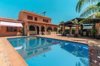 Xalet a Coloma. Villa unifamiliar de estilo mediterráneo en la nucia