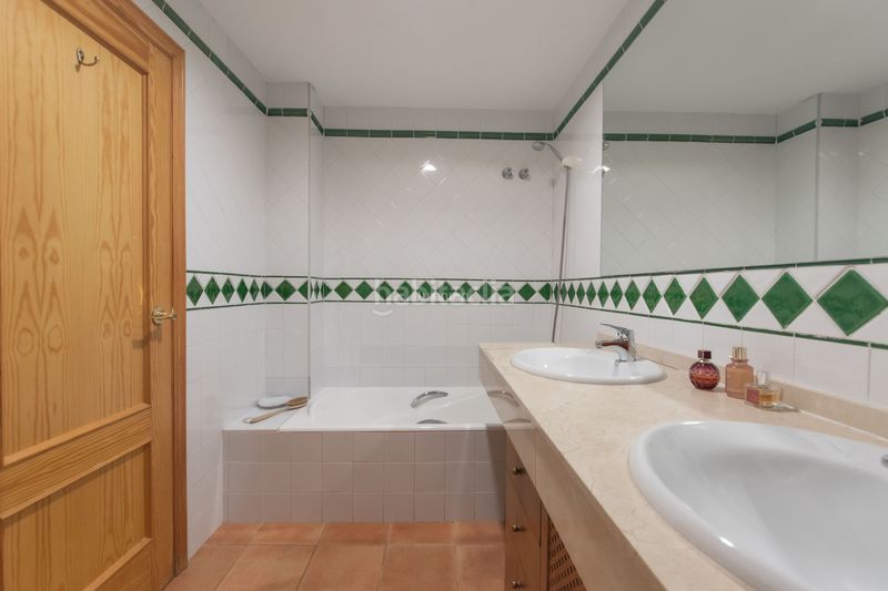 Foto df292d80-05ad-4587-b755-c875557cac96. Casa aparellada amb piscina a Altea hills Altea