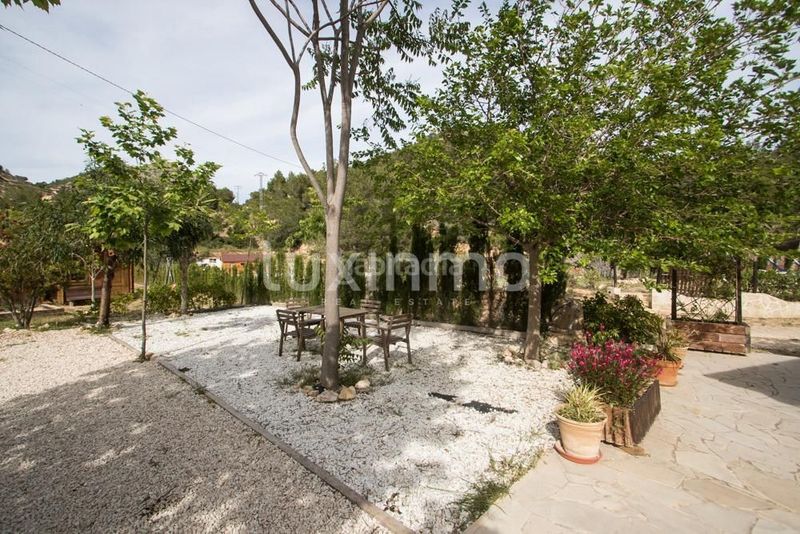 Foto 369c5de4-0176-4853-9ad5-6267d11a10f4. Chalet se vende una finca y dos cabañas de madera en Finestrat