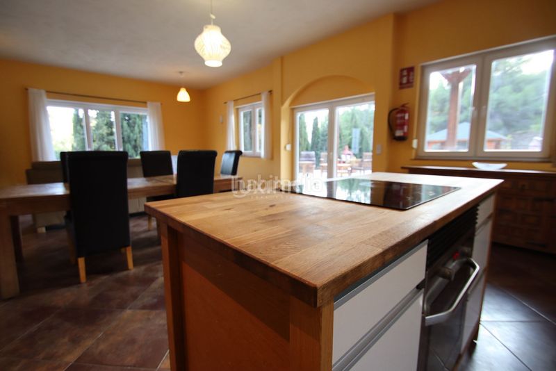 Foto dddf54ba-03dc-47bd-9948-c30aa2bc3cf0. Chalet se vende una finca y dos cabañas de madera en Finestrat