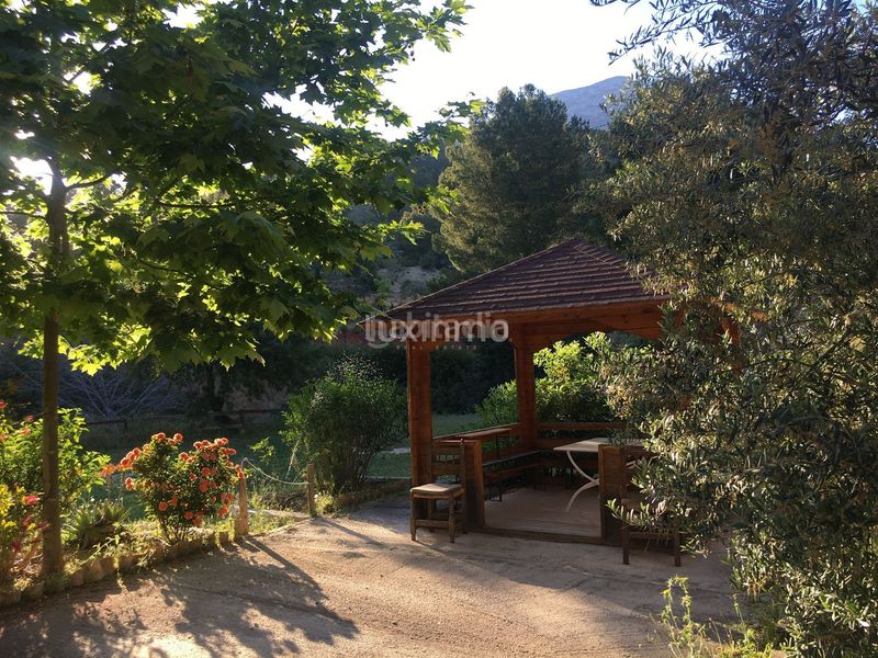 Foto dfa284ab-764c-478a-a1b5-4f57fb323aac. Chalet se vende una finca y dos cabañas de madera en Finestrat